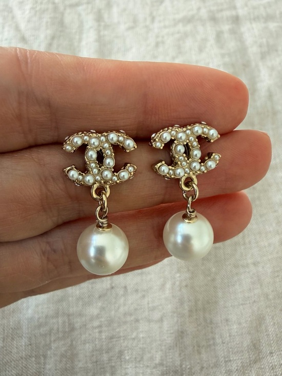 CHANEL Jewelry - CHANEL Gold-Tone Pearl Drop CC Logo Earrings in White